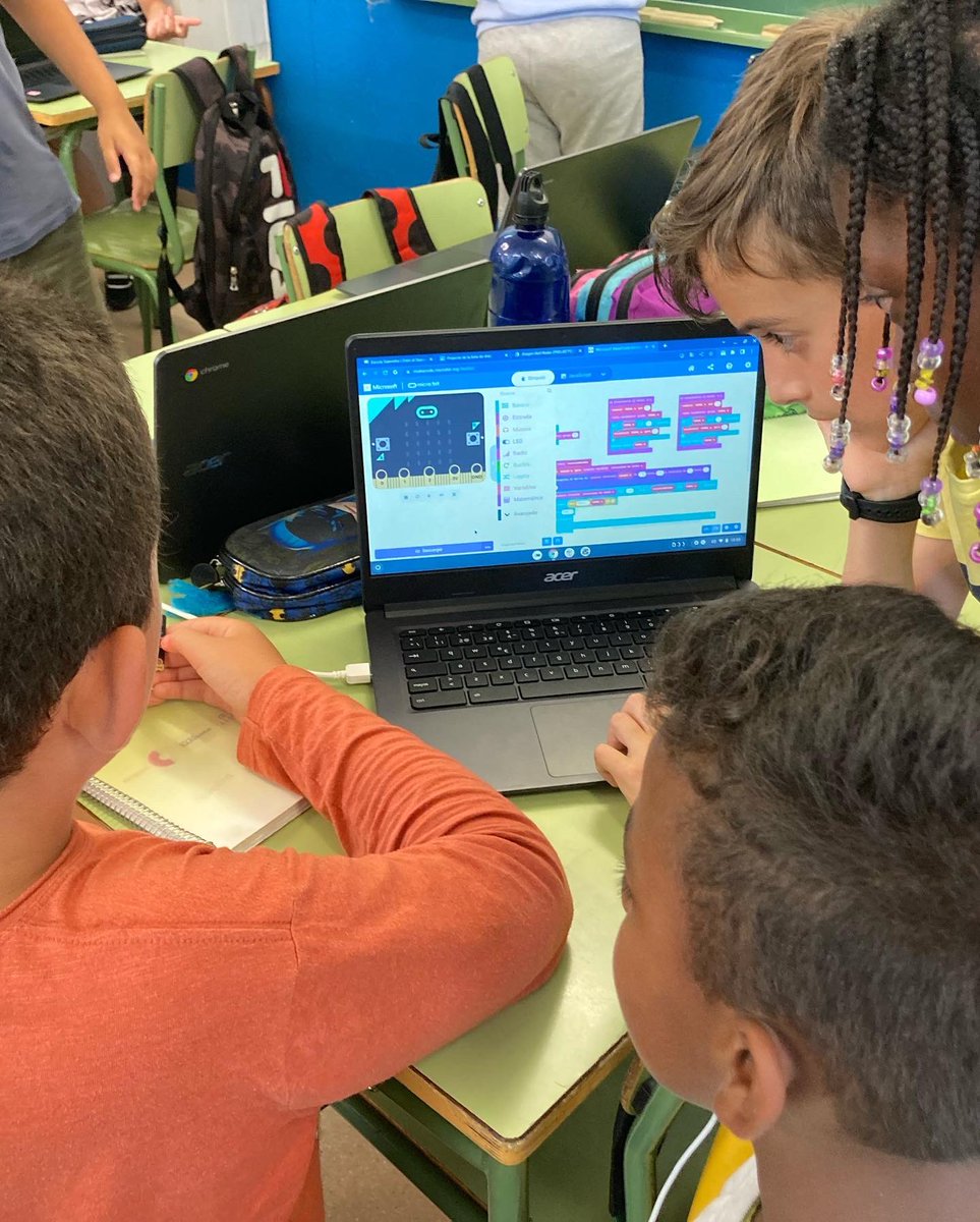 EscolaSaavedra's tweet photo. Activitat inspirada en una proposta de la mestra @elenavercher 
Gràcies!!!!

Anem a la recerca de les boles de drac!!! 💥☄️⭐️
Els alumnes de 5è estem treballant amb micro:bit,🤖 una pantalla amb llums LED, botons, sensors amb la qual estem aprenent a programar. https://t.co/DJvbLFB6hQ