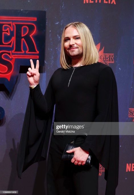 Sprained my right foot last Friday, needed to cancel almost everything this weekend. Stayed home and binged Stranger Things 4, foot is feeling so much better by now. Realized I haven’t posted anything for a while so here’s a red carpet pic from… Stranger Things 4 💁🏼‍♀️ amaze!