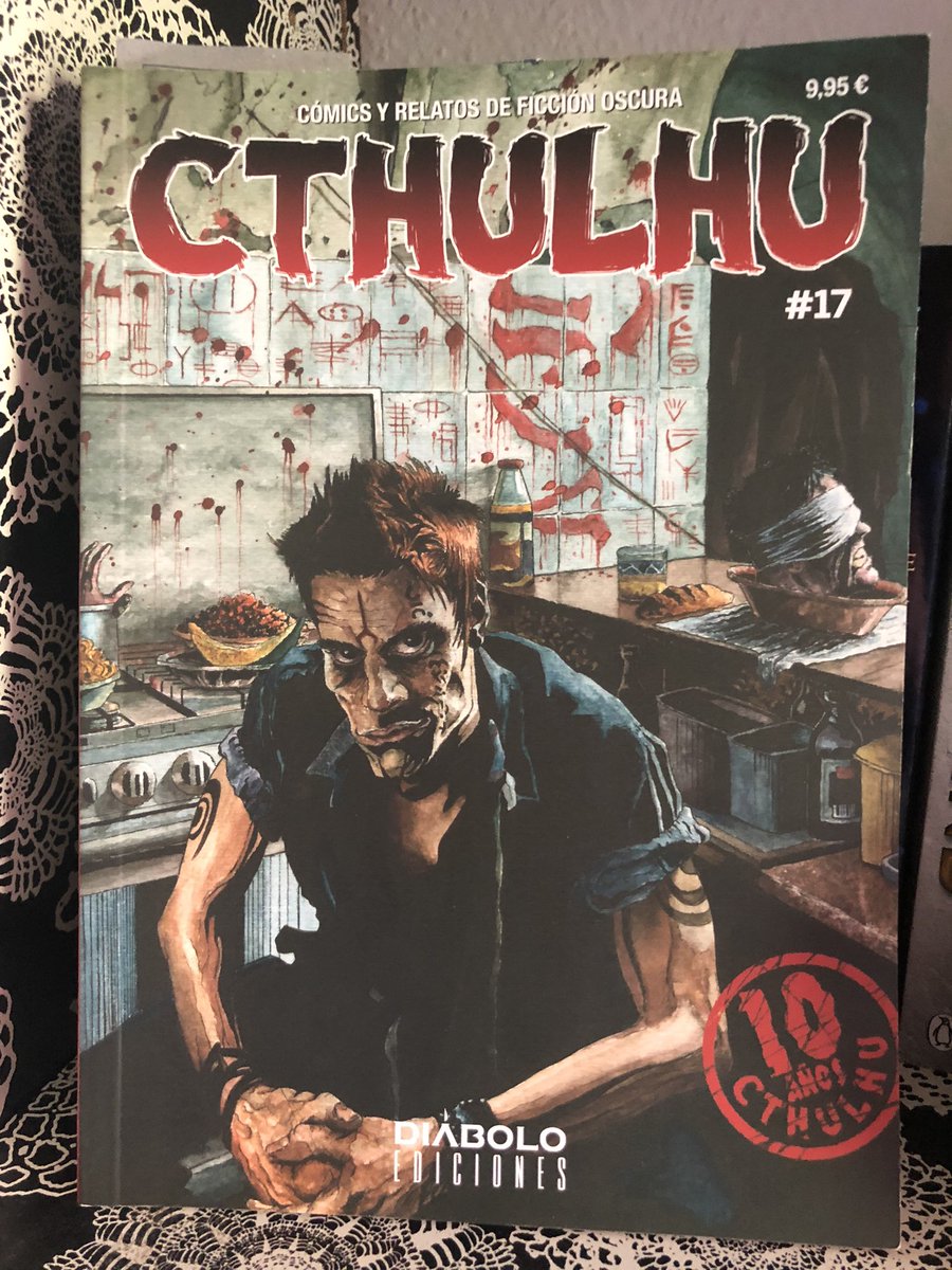 Stella_di_A's tweet photo. Es curiosa la vida. En mis tiempos mozos me dio por leer a Lovecraft. Hace unos 7 años hice para el taller de @KennyRuido un cómic corto que en 2017 se publicaría en la revista Crhulhu, y hoy estaré en las #GameOnVirtual jugando a La Llamada. Cthulhu me persigue. https://t.co/qjRKbYKp3U