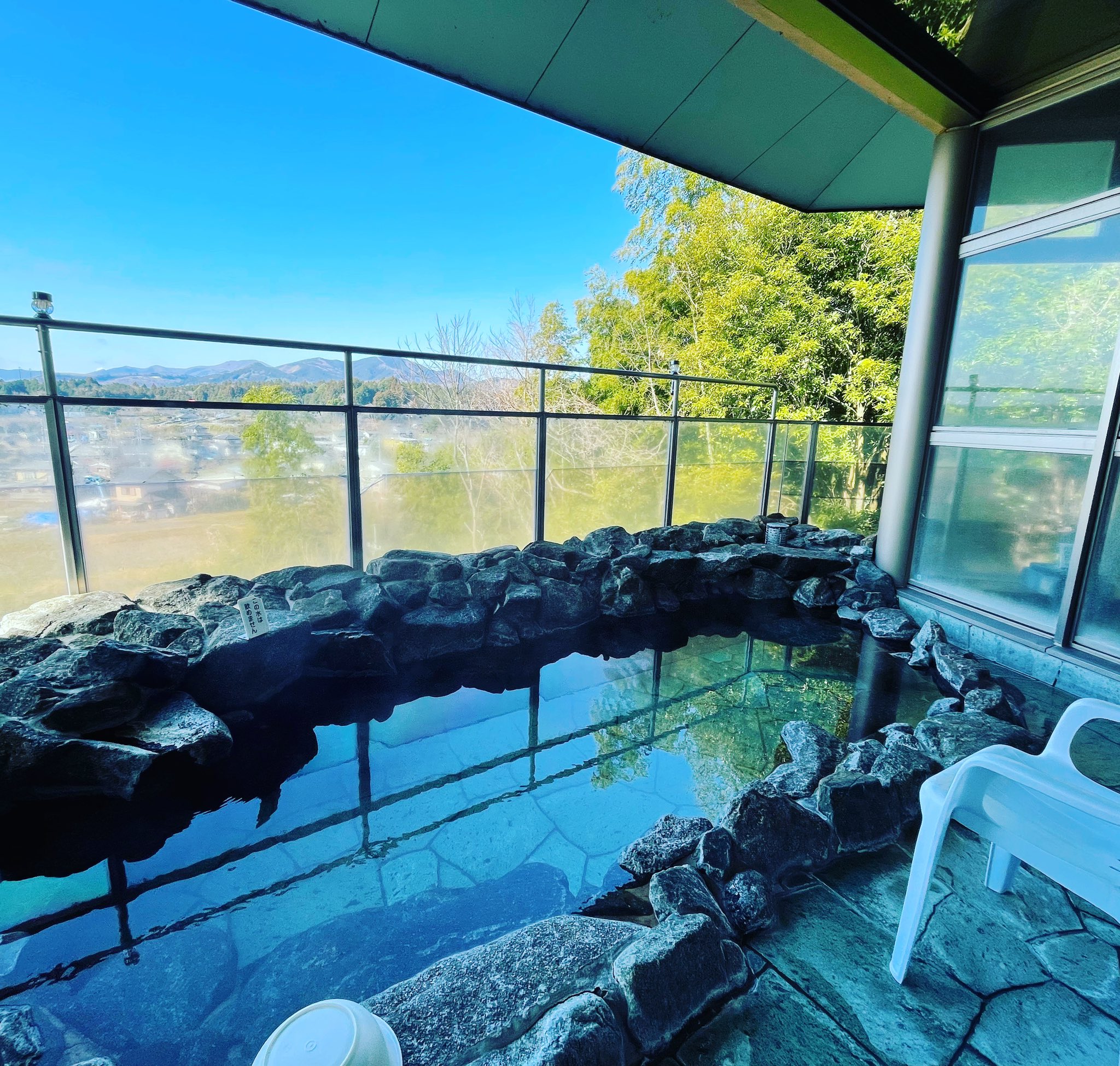 笠間市いこいの家はなさか はなさかのお湯紹介 露天風呂 岩 笠間は山々に囲まれているので 見晴らしがよくオススメです 是非 お湯にゆったり浸かりに来てみてはいかがですか 入浴可能時間 9 00 30 住所 茨城県笠間市笠間586 4