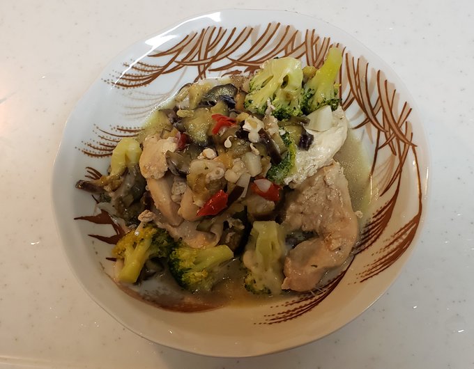 今日は今年入って最高気温だったらしいですね
そんな中、僕は自転車のタイヤがパンクしたので修理に出しに行ったりジム行って上半身のトレーニングしたり歩き回って13000歩いったりまあまあハードでした🥱
夕飯は鶏胸肉をブロッコリーと一緒に焼いたやつ食べてもう寝ます😑☀️🥦
#運動 #筋トレ 