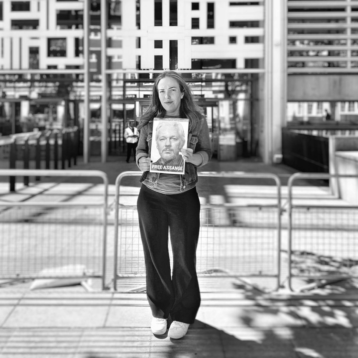 Stella_Assange's tweet photo. I stood outside for approximately three hours, from the lunch break until end of office hours.
A range of reactions: sympathetic nods of acknowledgment. Active avoidance looking my way. A couple showed visible irritation.
Passersby stopped to talk. I handed them flyers. https://t.co/WK1zc0CaVt