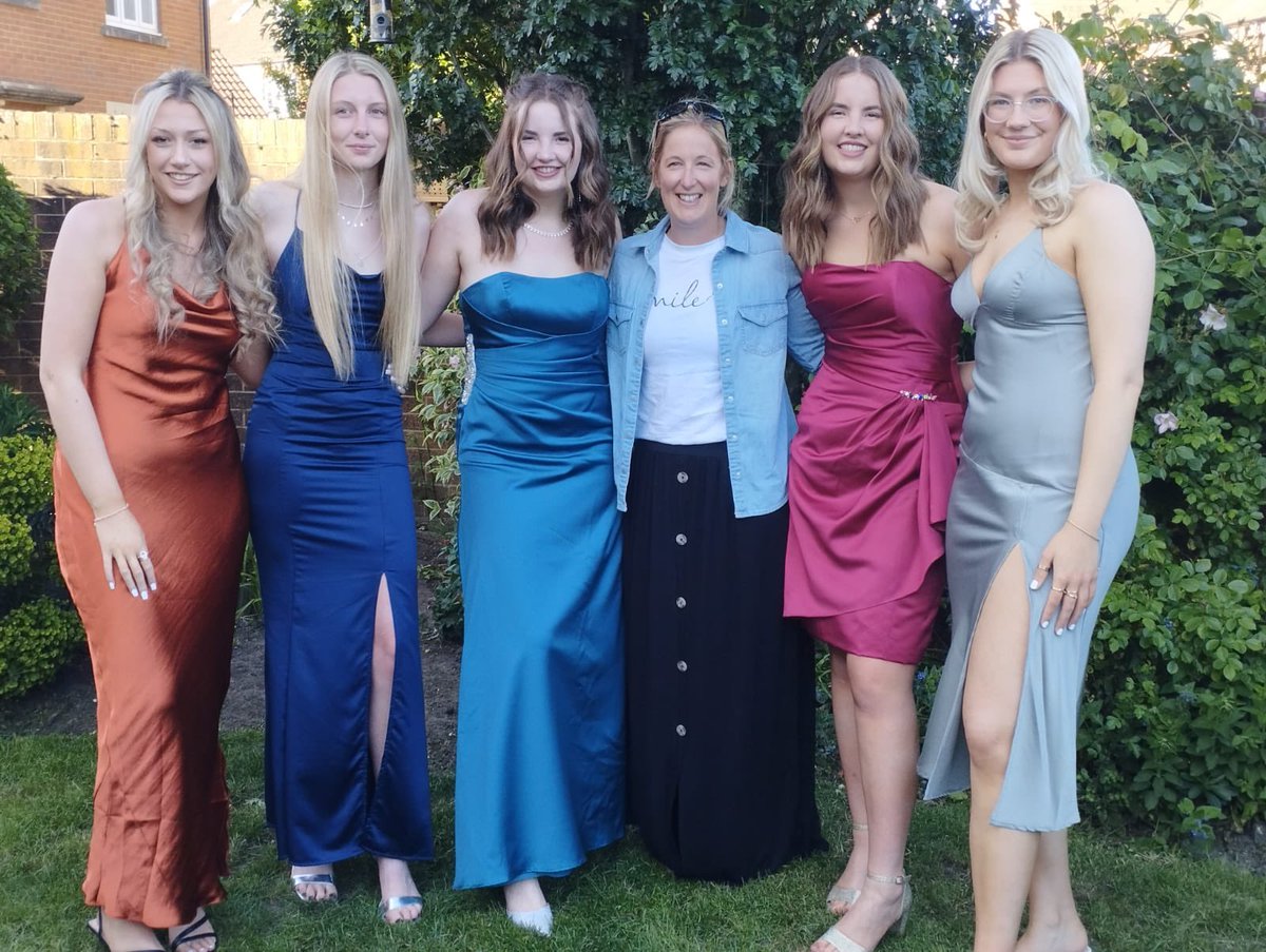 jazzlmae_'s tweet photo. Prom 2022 🍾@DevizesSchool  
and a lovely surprise from @HLanePE https://t.co/WAHw8HGR21