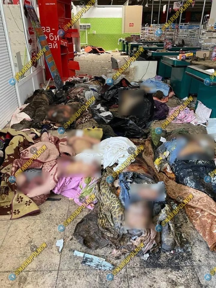 lanf64's tweet photo. #Ucraina: a #Mariupol i russi buttano cadaveri ucraini in un supermercato.

Una cosa orrenda, #Putin maledetto a vita!

#RussianWarCrimes #PutinWarCriminal #Mariupol #Transnistria #Zelenski #Odessa #Russianinvasion #Bucha #Cina #Biden #EmbargoForPeace #Mosca https://t.co/JtfZt47ViT
