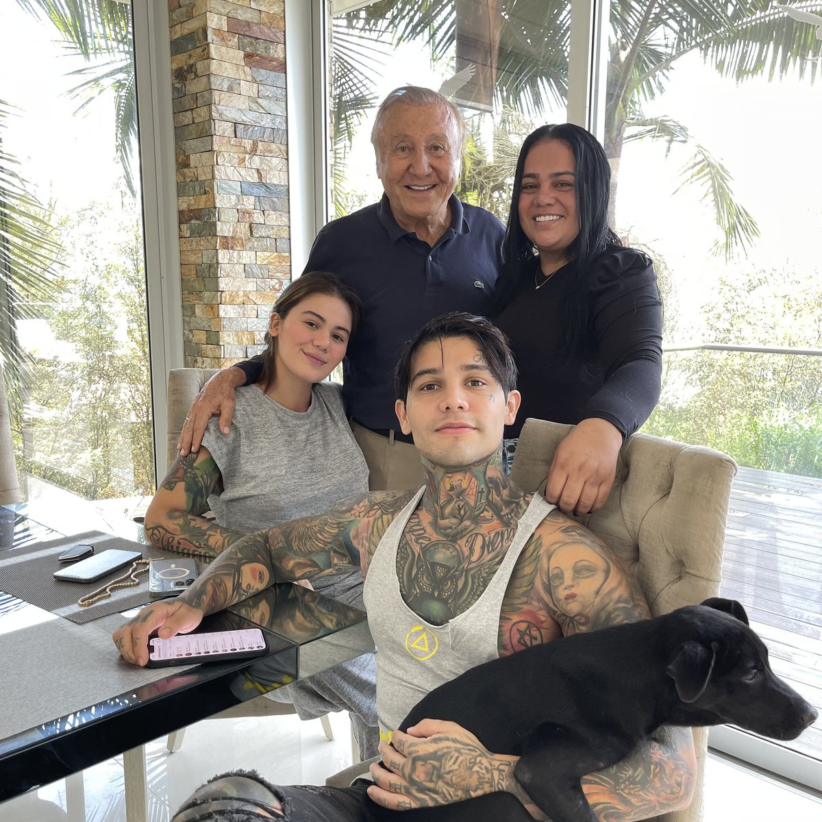LigaGobernantes's tweet photo. Muy agradecidos por el voto de confianza que nos brinda Yeferson Cossio y su familia. 💛💙 ¡No les vamos a fallar! 🇨🇴

#RodolfoHernandez #RodolfoPresidente #LigaAnticorrupcion #Elecciones2022 #Yefersoncossio #cintiacossio https://t.co/jt1IXIqVBN