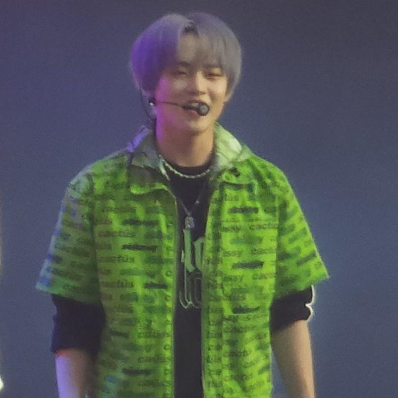 LELECIAGA's tweet photo. people get to see chenle's pretty smile 😭 https://t.co/heHxxiwEJG