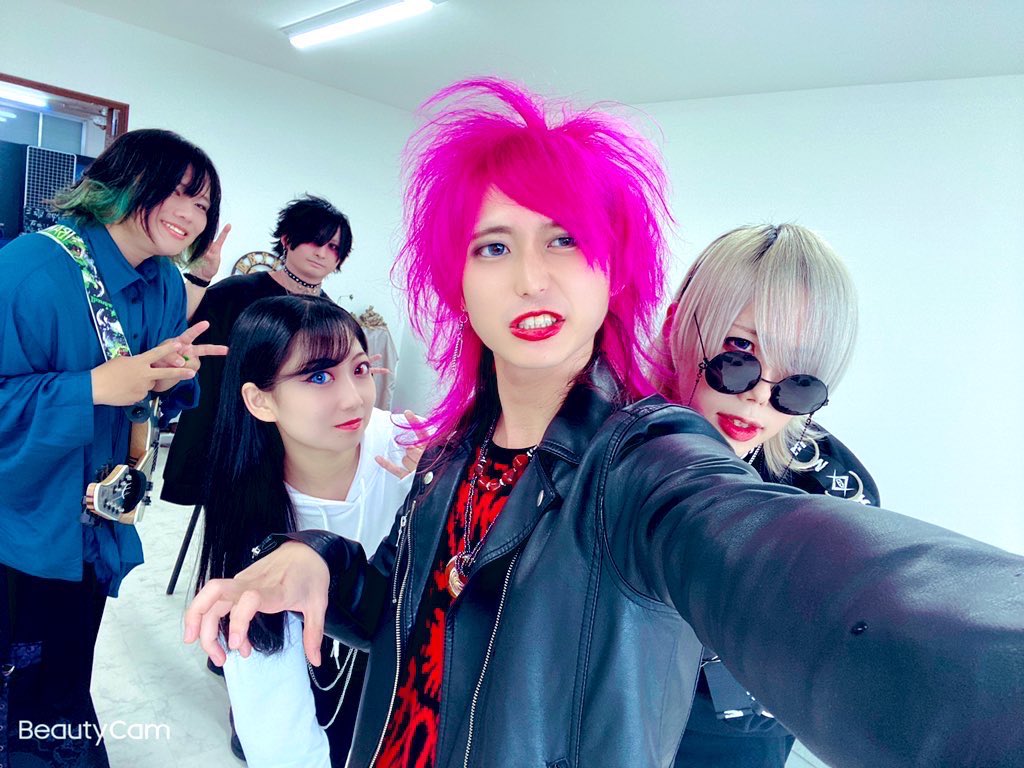 Tefu_Bass's tweet photo. めちゃくちゃ拡散希望！！

今までコピバンやサポートがメインでした��、この度ЯevoLにてBass担当させていただくことになりました、てふです😌

そして5/28 Room61さんにて初ライブでした🤘

これからバチバチに活動するので、公式もフォローしちゃってくださいー💪
@RevoL_JAPAN https://t.co/rr68oIpI2t