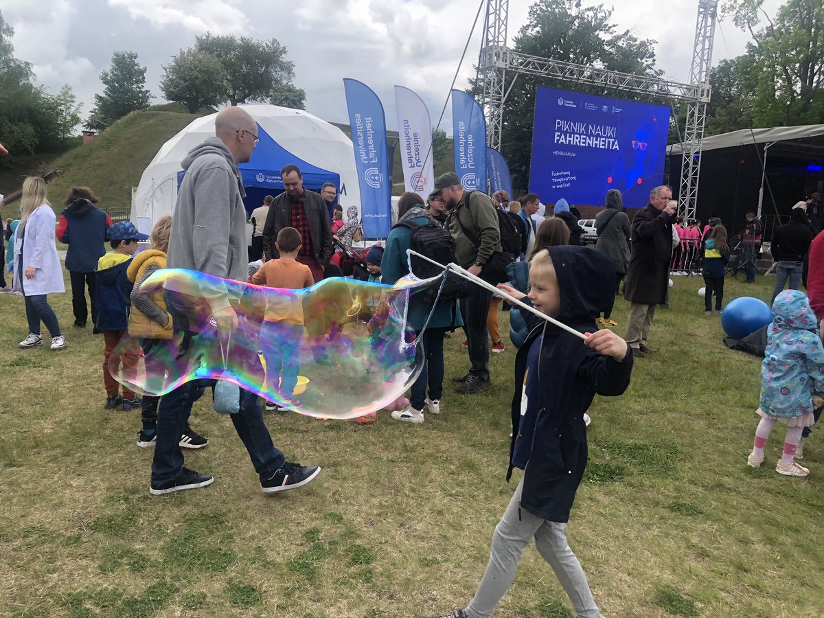 FarUniv's tweet photo. 🌡Podnosimy temperaturę w mieście. Trwa pierwszy Piknik Naukowy Fahrenheita. Moc atrakcji do godz. 18. Zapraszamy na teren #Hevelianum💥 https://t.co/OsRwFuGzT0