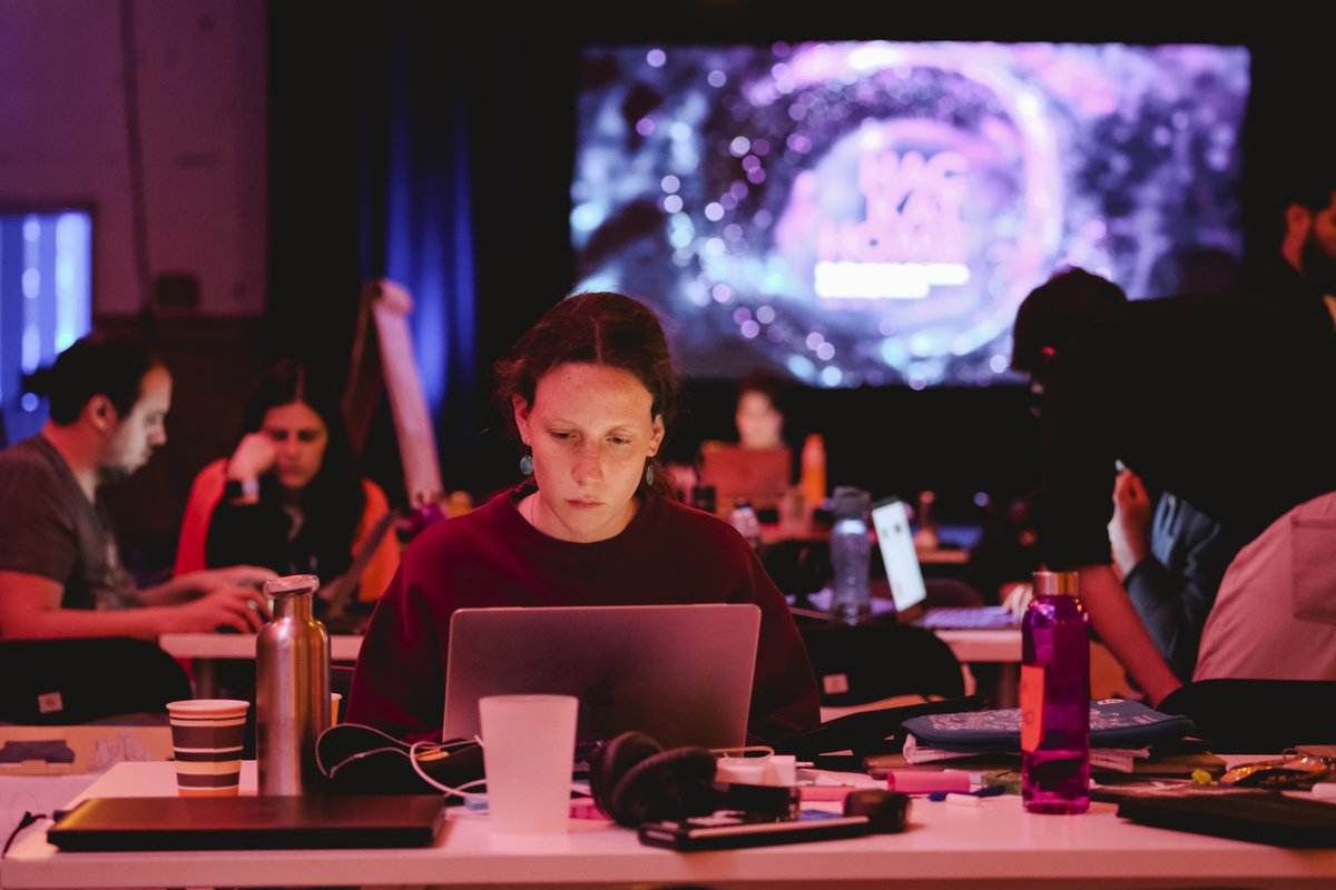 unicornfactoryl's tweet photo. Late-night developing (and resting). Go, teams!
#HACKATHOME @CamaraLisboa https://t.co/VEwYZdUNsZ