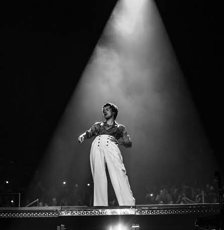 harrymoonchild's tweet photo. i just think that harry styles recreating his iconic album poses during ono https://t.co/x1xrK7qk25