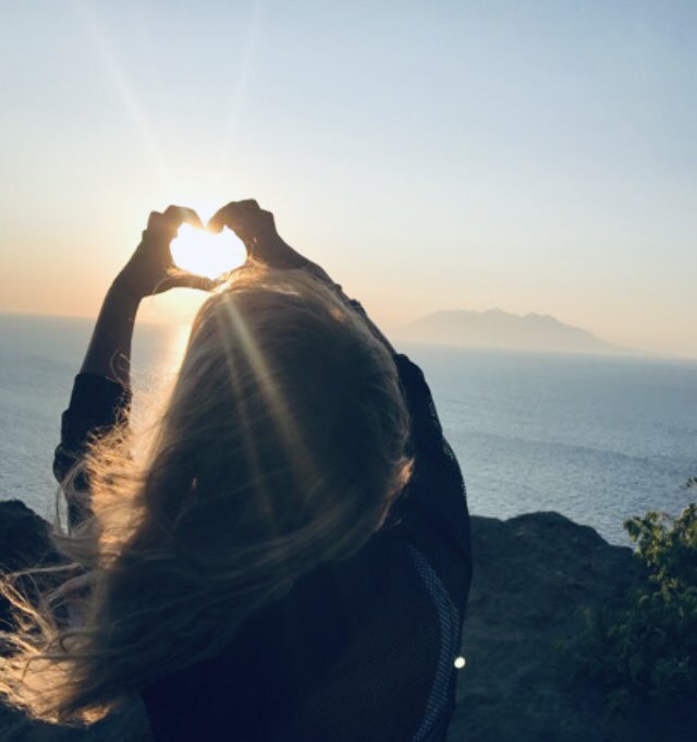 Mavi 
....girmiş 
düşlerime....
Ben iflah olmam.

Son..

💙