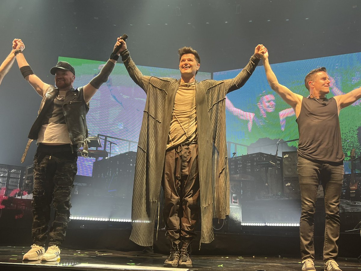 emmat4695's tweet photo. Wow wow wow, what at an amazing night as always… never fail to amaze me. My daughters first time at barrier and it’s fair to say she’s ready for The Script Family life 💚🤍🧡 @TheScript_Danny  @glenofthepower @thescript  #paintthetoongreen https://t.co/5FEKjHIyDa