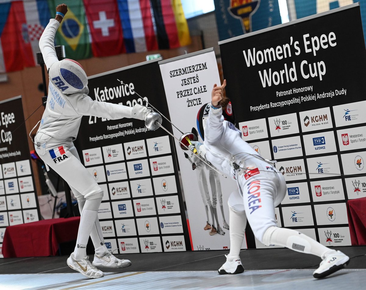 ffescrime's tweet photo. Coupe du monde d’épée à Katowice (POL) : Marie-Florence Candassamy monte sur la 3ème marche du podium ! https://t.co/UUV4NX4cDr