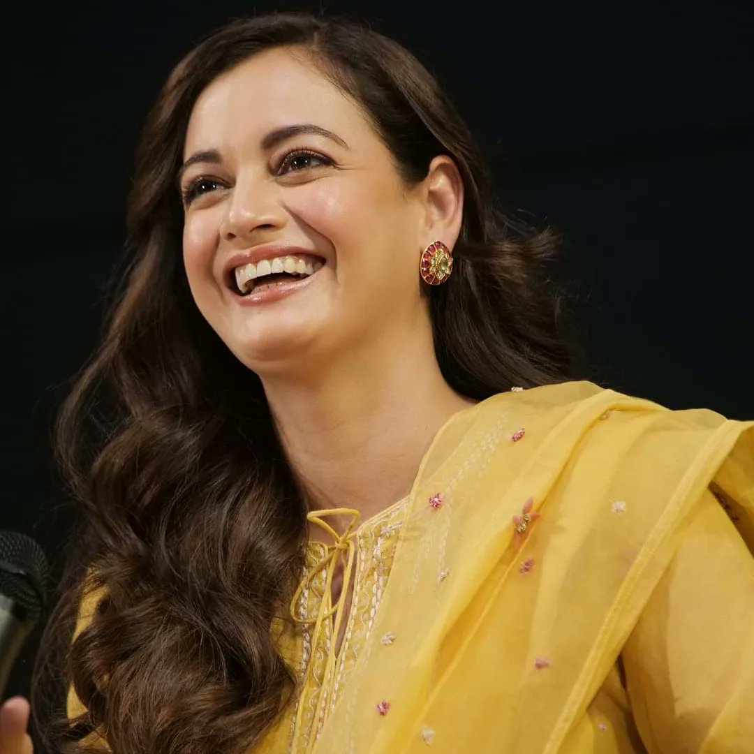 of_parul's tweet photo. Just blessing your Sunday with some portraits of @diamirzaofficial caught in candid at PU’s 5th convocation✨🌻

You’re welcome. 😉 

#paruluniversity #5thconvocation #diamirza https://t.co/YZOPVqNufT