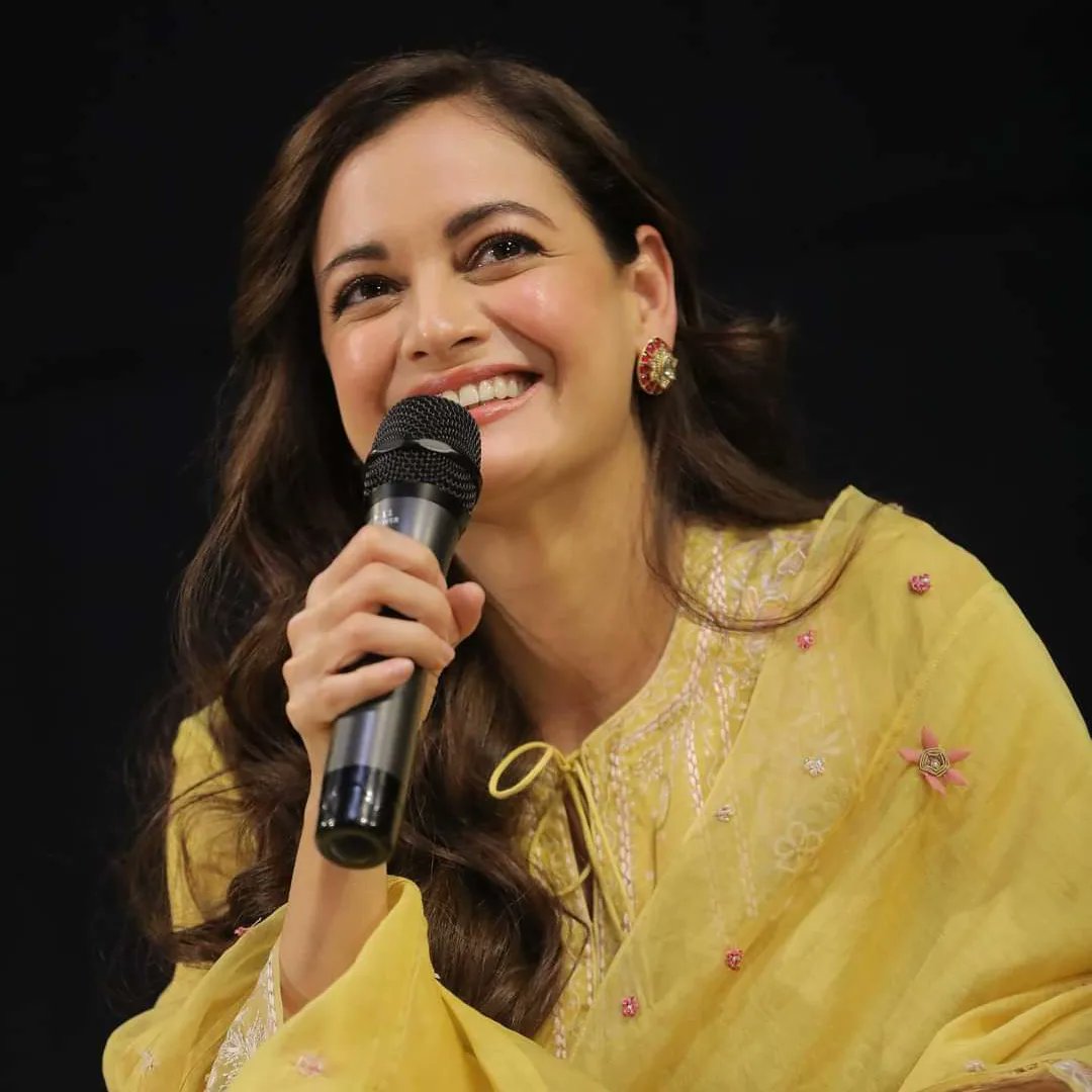 of_parul's tweet photo. Just blessing your Sunday with some portraits of @diamirzaofficial caught in candid at PU’s 5th convocation✨🌻

You’re welcome. 😉 

#paruluniversity #5thconvocation #diamirza https://t.co/YZOPVqNufT
