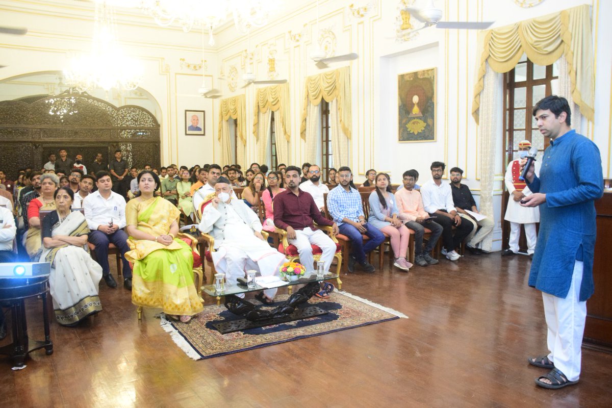 maha_governor's tweet photo. डॉ आरती आढे, डॉ प्रशांत गायकवाड, डॉ शालिवाहन गोपछडे, डॉ रोहित गट्टेवार, डॉ प्रीती ���ोळंबे तसेच शिबिरात सहभागी झालेल्या इतर वैद्यकीय विद्यार्थी व तज्ज्ञांनी शिबिरातील अनुभव कथन केले. https://t.co/VJRh0zQ5gC