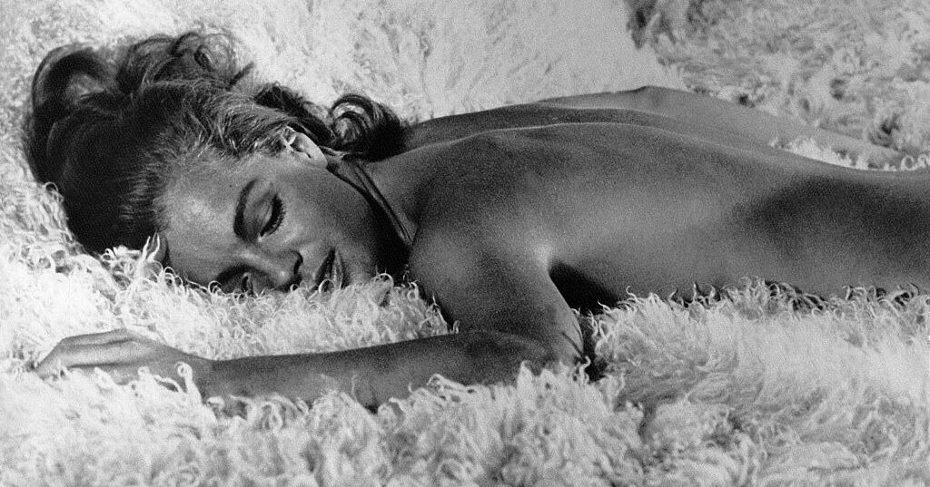 franceculture's tweet photo. Romy Schneider mourait il y a 40 ans. Tour à tour pudique et provocante, libre et asservie, elle incarne, derrière son sourire lumineux, une fragilité qui nous émeut encore.
➡️ https://t.co/spGbajimvp https://t.co/7xgY9hwhxX