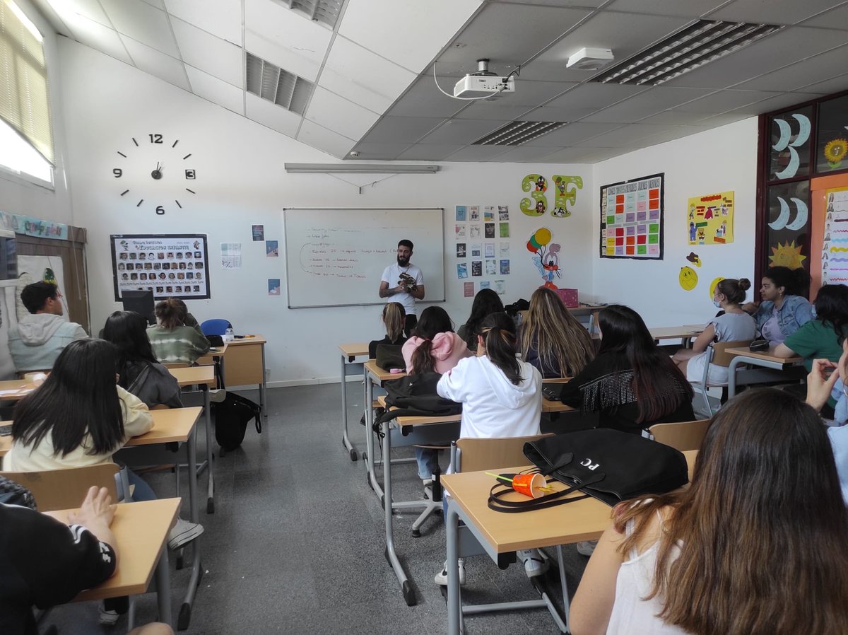 salesianosdosa's tweet photo. Álvaro Jiménez, antiguo alumno de GS Ed. Infantil, ha buscado un hueco en su viaje a España para visitarnos y contarnos sobre su trabajo en una Escuela Infantil en Inglaterra, mostrando a los alumnos opciones laborales y motivándoles a soñar a lo grande y demostrar su formación. https://t.co/UKV7fSG4Wl