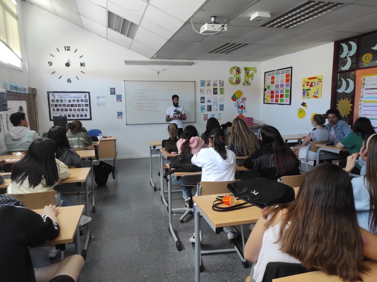 salesianosdosa's tweet photo. Álvaro Jiménez, antiguo alumno de GS Ed. Infantil, ha buscado un hueco en su viaje a España para visitarnos y contarnos sobre su trabajo en una Escuela Infantil en Inglaterra, mostrando a los alumnos opciones laborales y motivándoles a soñar a lo grande y demostrar su formación. https://t.co/UKV7fSG4Wl