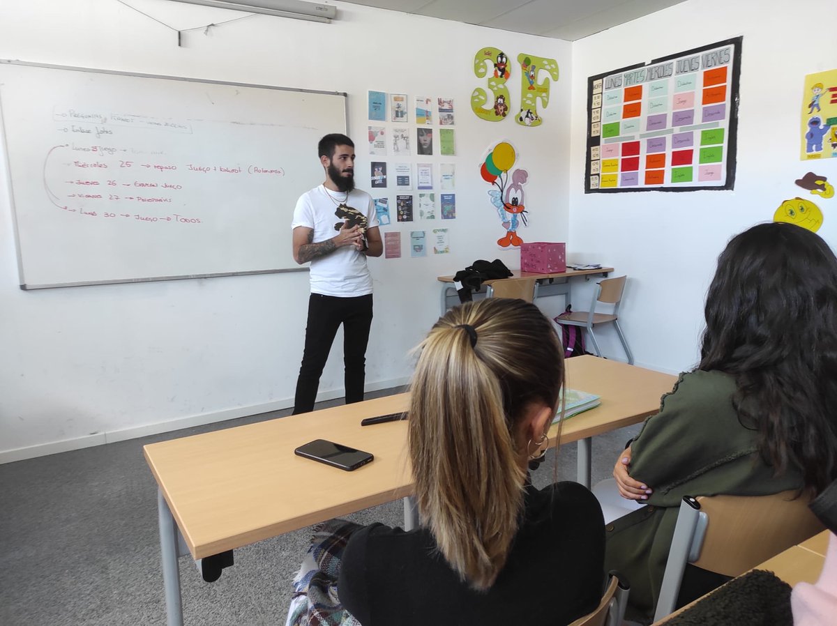 salesianosdosa's tweet photo. Álvaro Jiménez, antiguo alumno de GS Ed. Infantil, ha buscado un hueco en su viaje a España para visitarnos y contarnos sobre su trabajo en una Escuela Infantil en Inglaterra, mostrando a los alumnos opciones laborales y motivándoles a soñar a lo grande y demostrar su formación. https://t.co/UKV7fSG4Wl