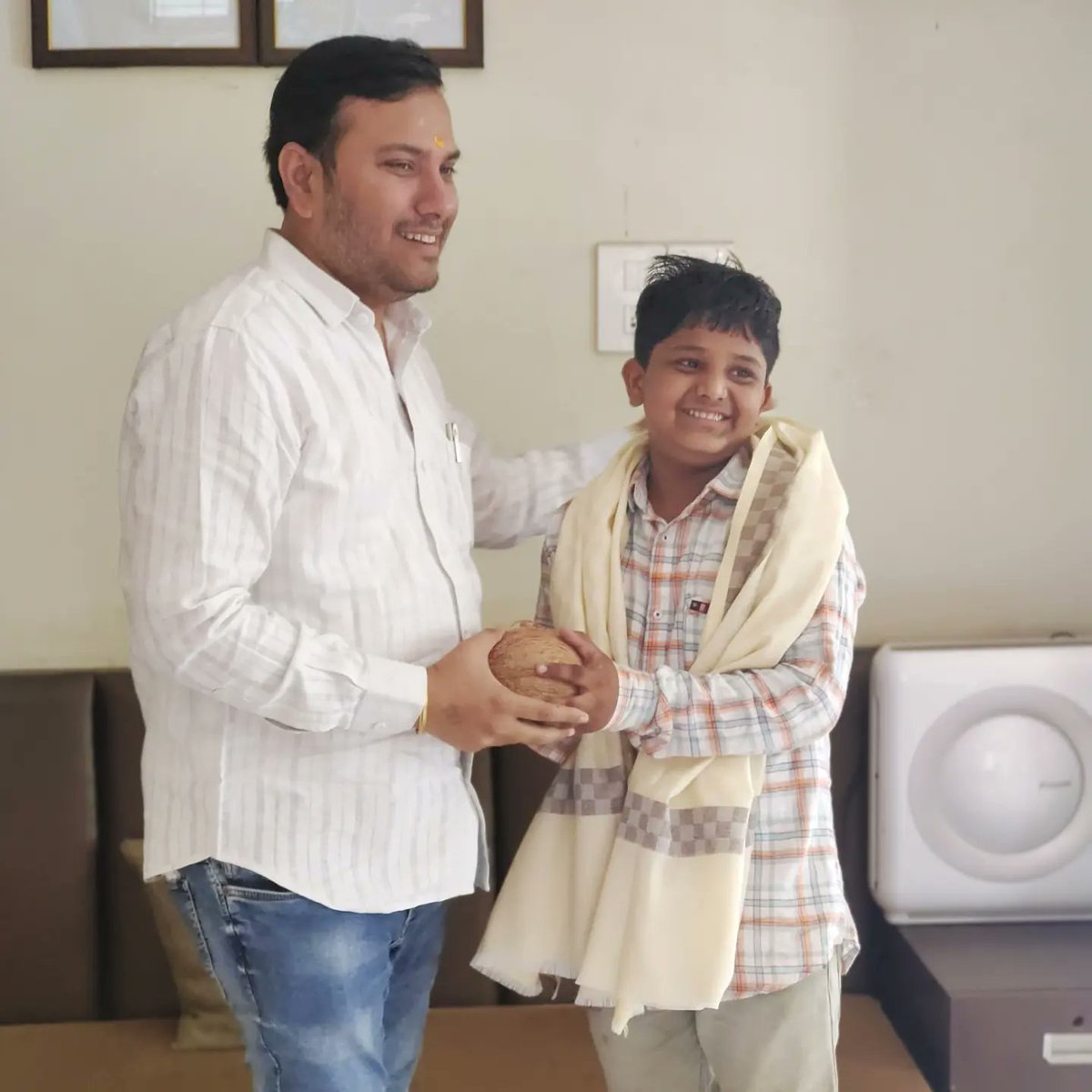 OfficeAmeet's tweet photo. माझ्या मतदारसंघातील मालेगाव तालुक्यातील माझे  हाजी.मोलाना अबदुल गफफार,नुर खाॅंन पठान, अ.सत्तार खाॅंन पठान हे मुस्लिम बांधव ईद मुहूर्तावर हज यात्रा संपन्न करु आले आज माझ्या निवासस्थानी त्यांचा सत्कार केला व हज यात्रेविषयी माहीती घेतली. https://t.co/kZezmTQHQ9