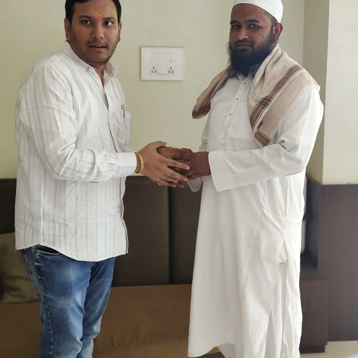 OfficeAmeet's tweet photo. माझ्या मतदारसंघातील मालेगाव तालुक्यातील माझे  हाजी.मोलाना अबदुल गफफार,नुर खाॅंन पठान, अ.सत्तार खाॅंन पठान हे मुस्लिम बांधव ईद मुहूर्तावर हज यात्रा संपन्न करु आले आज माझ्या निवासस्थानी त्यांचा सत्कार केला व हज यात्रेविषयी माहीती घेतली. https://t.co/kZezmTQHQ9