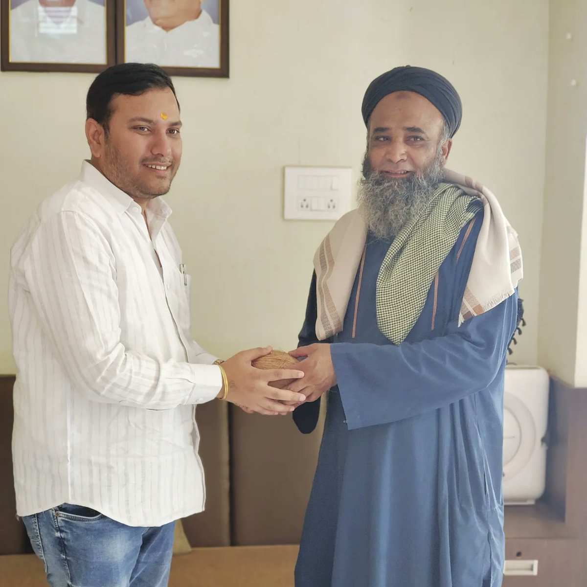 OfficeAmeet's tweet photo. माझ्या मतदारसंघातील मालेगाव तालुक्यातील माझे  हाजी.मोलाना अबदुल गफफार,नुर खाॅंन पठान, अ.सत्तार खाॅंन पठान हे मुस्लिम बांधव ईद मुहूर्तावर हज यात्रा संपन्न करु आले आज माझ्या निवासस्थानी त्यांचा सत्कार केला व हज यात्रेविषयी माहीती घेतली. https://t.co/kZezmTQHQ9
