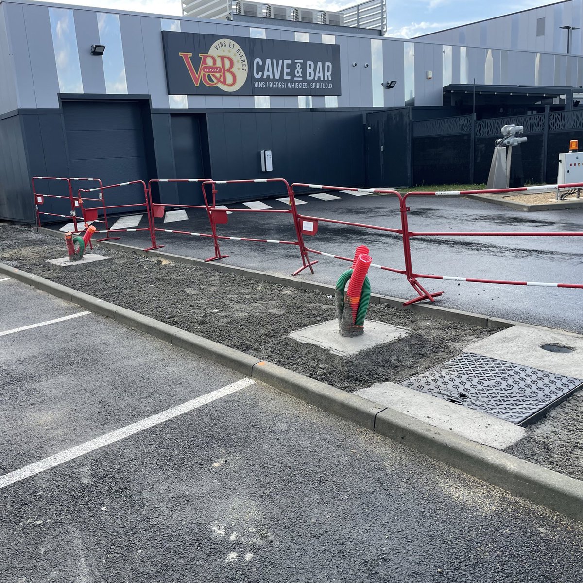 HugoManteau's tweet photo. [1/4] Work on the 1st charging infrastructure will resume tomorrow, May 30⚠️🚧🛠

Read this thread to understand how we work…

Why is it so long⁉️

▪️Because in real life, space time is much longer than in Web3.
▪️Because these are our 1st charging stations and QoWatt innovates. https://t.co/mp62KbBSxm