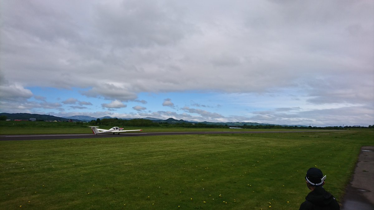 SATA_SNS's tweet photo. 今日は雲が低く時折小雨になるもののフライトできてました。
写真は整備してた丘珠の #G109 。無事終了して帰っていきました。
またしてもフライト終了後に晴れるパターンです。
#たきかわスカイパーク,#グライダー,#滝川 https://t.co/YcwQEPj846