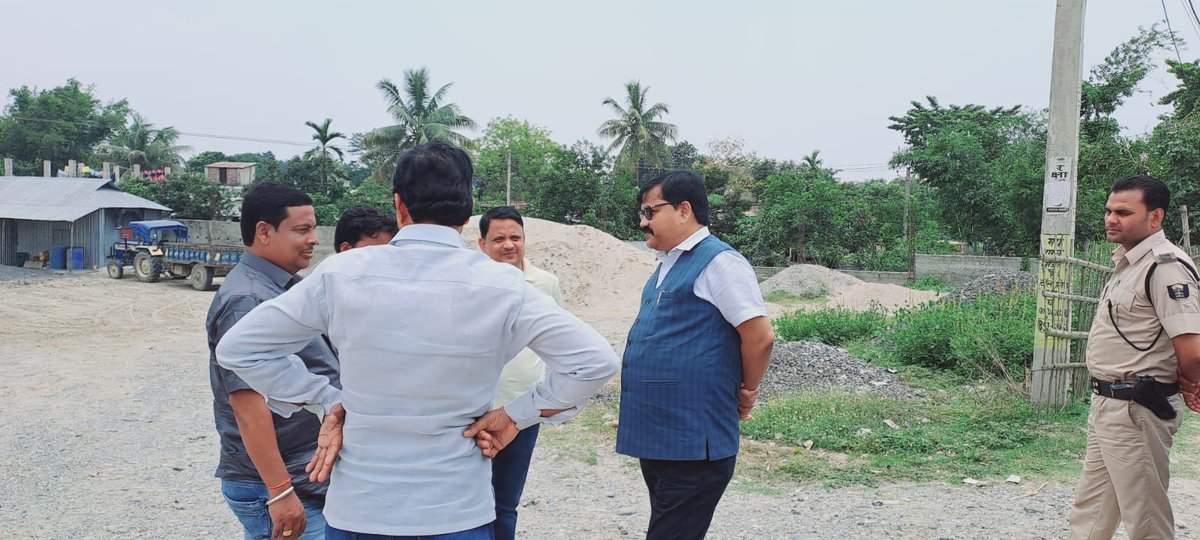Mujahidoffici's tweet photo. सालमारी जाने के क्रम में बायसी में पार्टी संगठन के साथियों के साथ बात चीत करते हुए । https://t.co/UTKvTOhF4Y