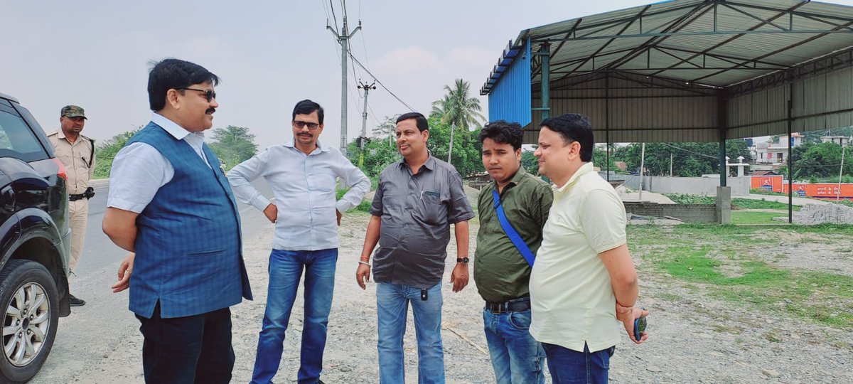 Mujahidoffici's tweet photo. सालमारी जाने के क्रम में बायसी में पार्टी संगठन के साथियों के साथ बात चीत करते हुए । https://t.co/UTKvTOhF4Y
