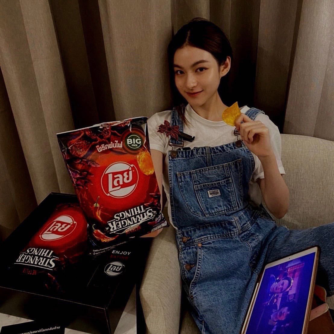 primiily_ofcth's tweet photo. IG : primiily Update

ดู Stranger Things 4 ใน Netflix ให้อินหนักกว่าเดิมมันต้องมี Lay’s รสพริกพ่นไฟ !! อร่อย เด็ด เผ็ดจนโลกกลับด้านเหมือนในซีรีส์เลย 🔥 
📍 https://t.co/Kf37Gg5EJq

#primiily #ลูกหมีของพรีม 
#เลย์รสพริกพ่นไฟ #เลย์เผ็ดโลกกลับด้าน #StrangerThings4XLays https://t.co/DOjOfmnxIu