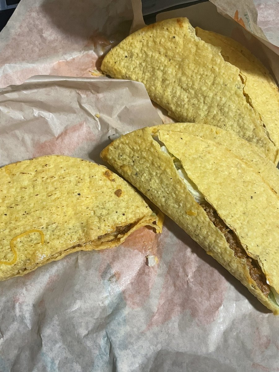 3rdeyephocus's tweet photo. Damn it @tacobell just leave the Mexican pizza on the menu. Cause the employee’s kung fu grips are messing up my tacos! https://t.co/s4FM3o4Z8Z