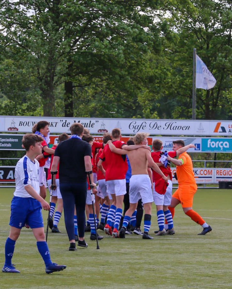 ESCJO171's tweet photo. Uiteindelijk winnen we met 6-3, na 11 wedstrijden zijn we ongeslagen kampioen geworden in de 1e klasse. Met dit ‘vriendenteam’ die ook nog eens hartstikke goed kan voetballen en voor elkaar willen vechten! 
Kampioenneehh!’ https://t.co/ge8vQNwPNZ