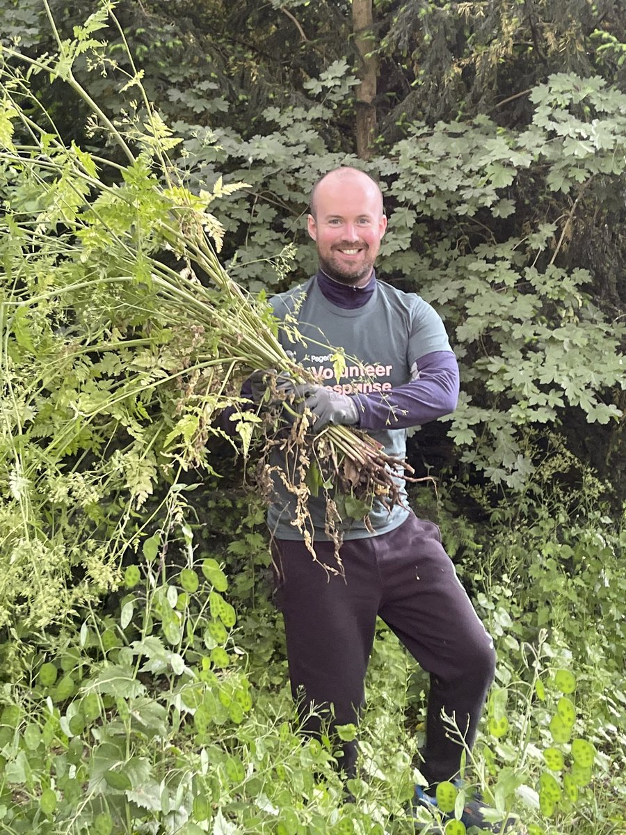 Fantastic team from <a href="/pagerduty/">PagerDuty</a> this week getting the full <a href="/goodgym/">GoodGym</a> experience… and impressive 5km walk from their office in Moorgate to <a href="/fothcp/">Friends of Tower Hamlets Cemetery Park</a> a huge impact on the dominant species in the meadows. 

#DoGoodGetFit