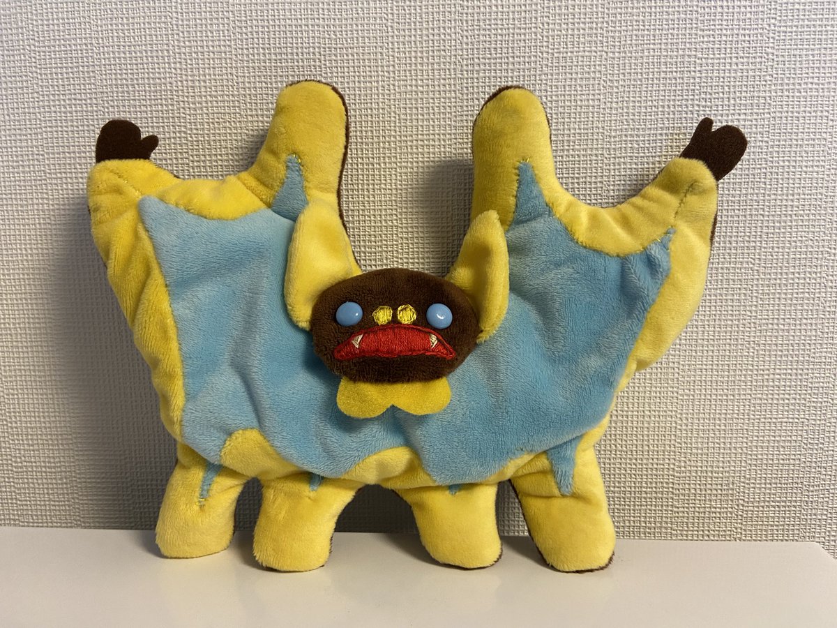 BJWaters0310's tweet image. オイル怪獣 ペスターのぬいぐるみ作りました！
高さは20cmくらいです🦇
昔売ってたくたきゃらをイメージした感じでふかふか、足はペレット入れました⭐️🦇⭐️
体の水色と黄色は手縫いだけど布はグッズプロさんのソフトボアだから柔らか！
お座りペスターかわいい✨
#ウルトラマン
#ペスター
#PESTER