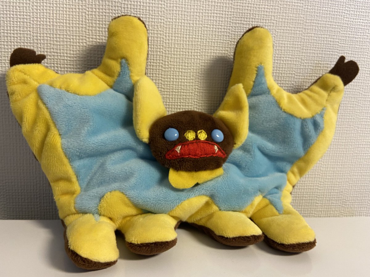 BJWaters0310's tweet image. オイル怪獣 ペスターのぬいぐるみ作りました！
高さは20cmくらいです🦇
昔売ってたくたきゃらをイメージした感じでふかふか、足はペレット入れました⭐️🦇⭐️
体の水色と黄色は手縫いだけど布はグッズプロさんのソフトボアだから柔らか！
お座りペスターかわいい✨
#ウルトラマン
#ペスター
#PESTER