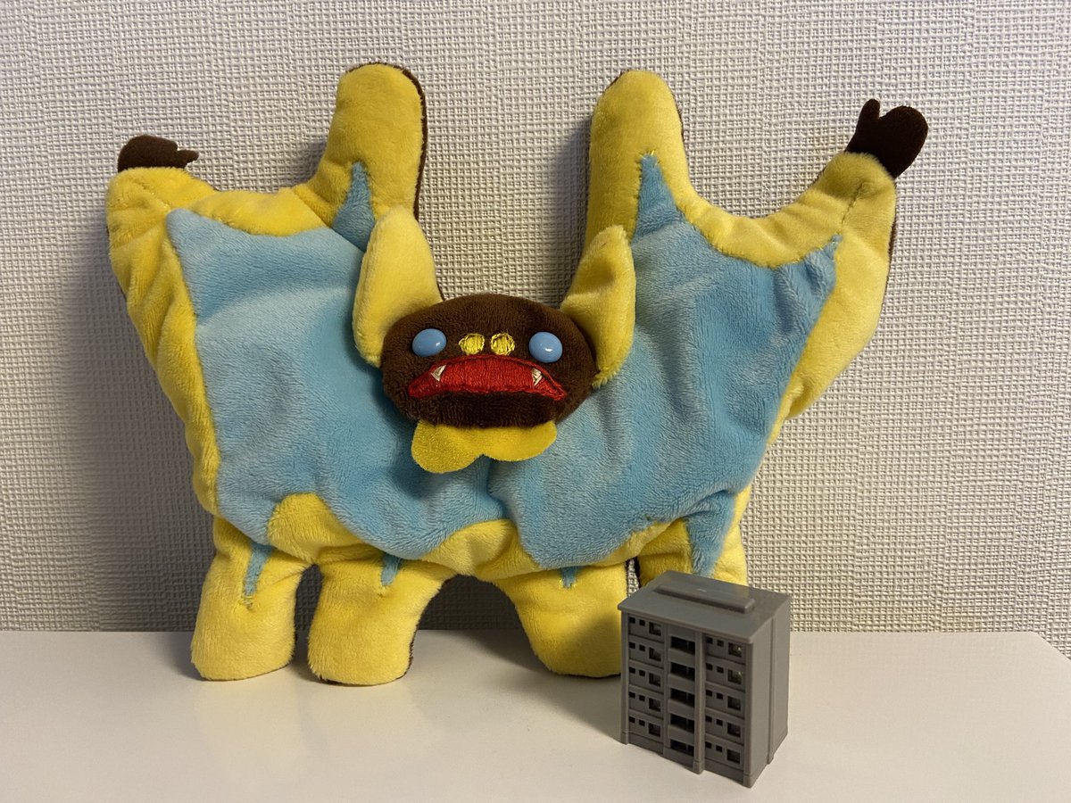 BJWaters0310's tweet image. オイル怪獣 ペスターのぬいぐるみ作りました！
高さは20cmくらいです🦇
昔売ってたくたきゃらをイメージした感じでふかふか、足はペレット入れました⭐️🦇⭐️
体の水色と黄色は手縫いだけど布はグッズプロさんのソフトボアだから柔らか！
お座りペスターかわいい✨
#ウルトラマン
#ペスター
#PESTER