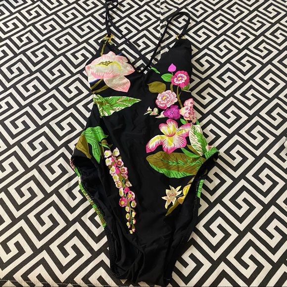 voodoothatyoudo's tweet photo. So good I had to share! Check out all the items I'm loving on @Poshmarkapp from @dusti_riley #poshmark #fashion #style #shopmycloset #prada #trinaturk #wildpair: https://t.co/R6DmwNflVe https://t.co/agP1ZWQj0Q