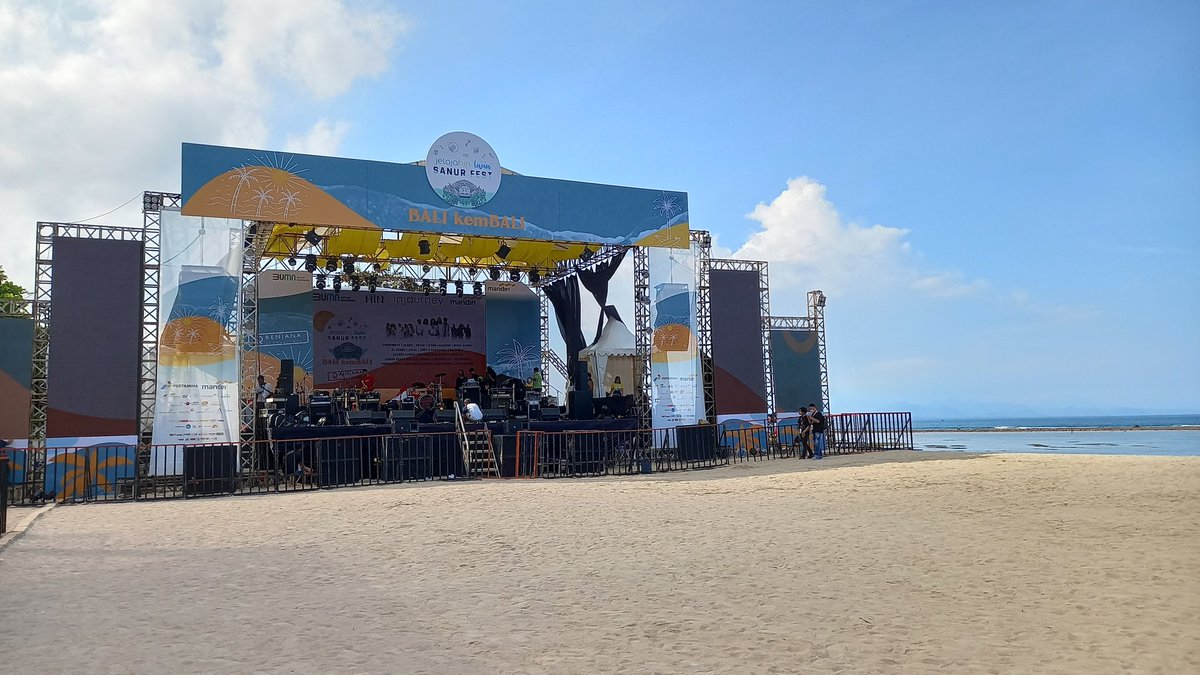 slankdotcom's tweet photo. Sampai ketemu nanti malam di JELAJAHIN LIVIN SANUR FEST berlokasi di Hotel Grand Inna Bali Beach Sanur, Bali.
Harga tiket masuk Rp.200ribu bisa dibeli langsung di lokasi.
#Slank
#BALIkemBALI
#JelajahinLivinSanurFest
#JLSF
#Renjanaproductions https://t.co/GF15BcZh12