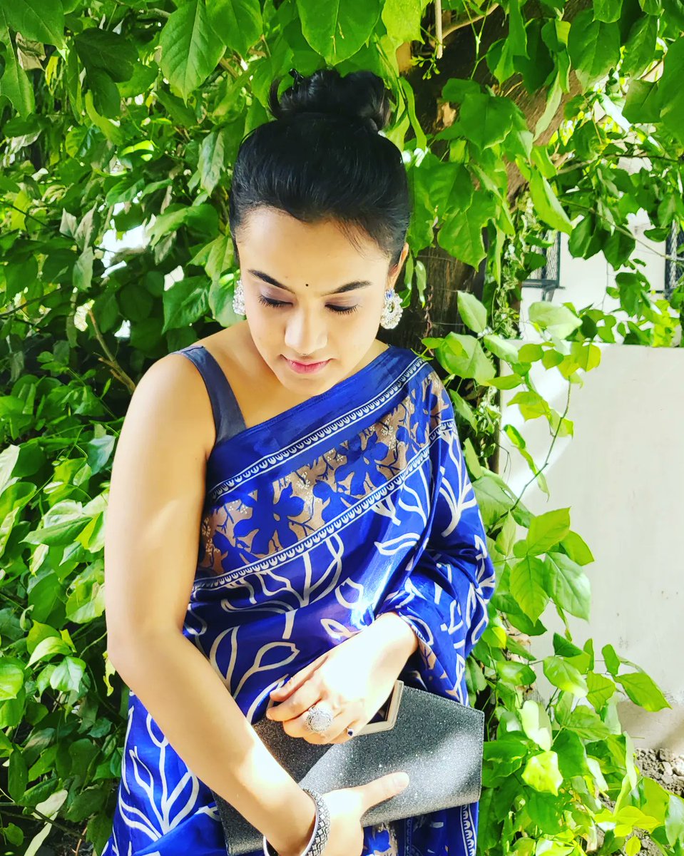 BaxiNatasha's tweet photo. May there be someone waiting up just for you 💙✨️
📷 @baxitanishka 😘
#sareelover
#lovefordrapes
#blueismycolor
#naturelover
#naturalpics
#worktakesmeplaces
#sundayspecials
#leoshinesbright https://t.co/TxSs2eIcqA