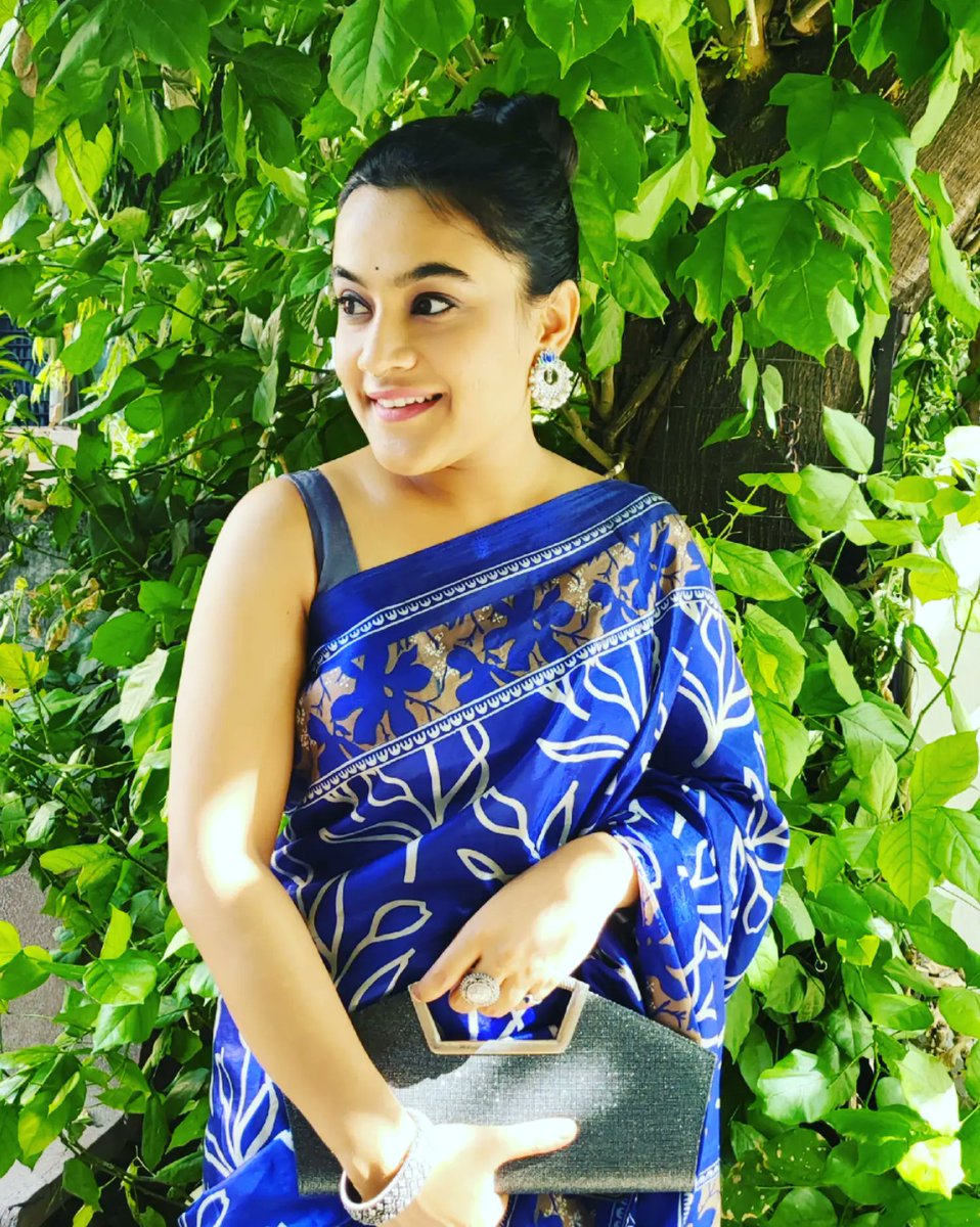 BaxiNatasha's tweet photo. May there be someone waiting up just for you 💙✨️
📷 @baxitanishka 😘
#sareelover
#lovefordrapes
#blueismycolor
#naturelover
#naturalpics
#worktakesmeplaces
#sundayspecials
#leoshinesbright https://t.co/TxSs2eIcqA