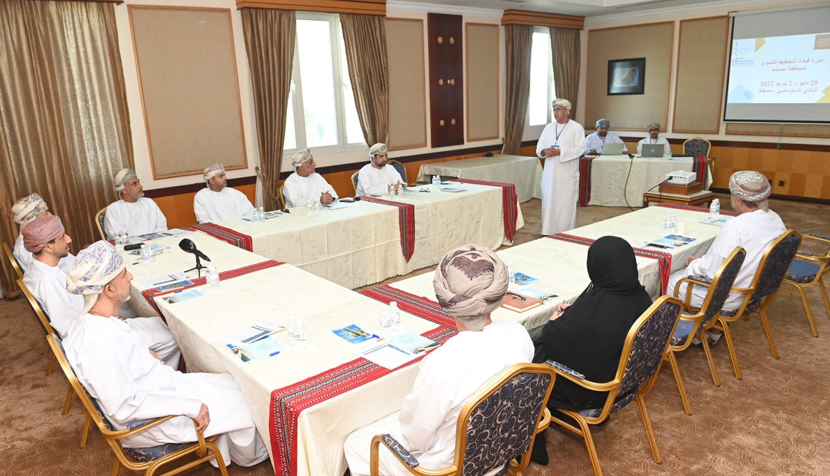 OmanNewsAgency's tweet photo. مكتب وزير الدولة ومحافظ مسندم ينظم برنامجا تدريبيًّا بعنوان "التخطيط التنموي بمحافظة #مسندم" بالنادي الدبلوماسي لإيجاد قيادات على مس��وى المحافظات والولايات قادرة على فهم وتطبيق التخطيط والتفكير الاستراتيجي ومستوعبة توجهات وأهداف #رؤية_عُمان_2040 والخطة الخمسية الـ10. 

#العُمانية https://t.co/xPVMUd6HR6