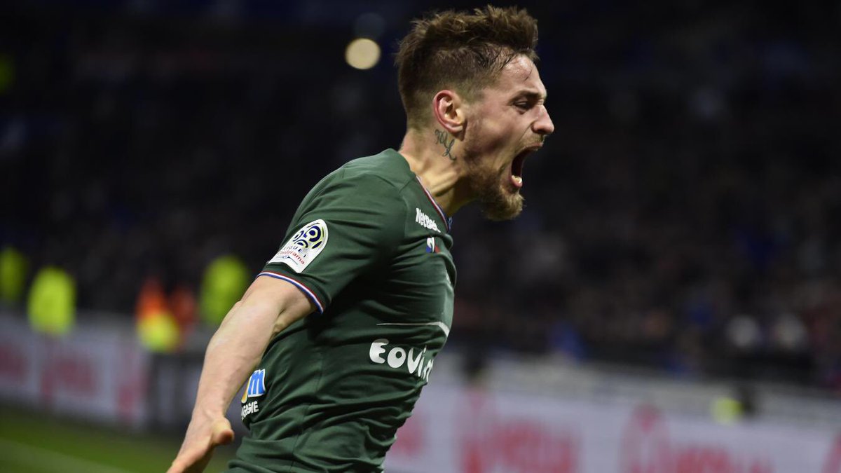PeupleVertFr's tweet photo. 🎙 M. #Debuchy : «  J’ai envie de leur dire de donner le maximum pour cette ville. Je suis de tout 💚 avec eux. Après cette saison + que difficile, j’espère qu’il y aura le maintien et une belle fête […]. Je suis marqué par l’#ASSE. Ces 3 ans et 1/2 ici ont été incroyables. » https://t.co/zizdWzGW6n