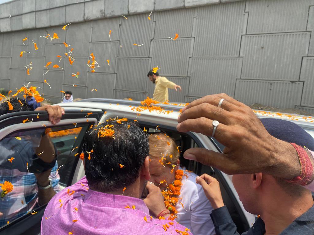 drarvindksharma's tweet photo. भगवान परशुराम जयंती करनाल की यात्रा के पड़ाव में निरंतर 36 बिरादरी का आशीर्वाद एवं प्यार प्रचंड वेग से मिल रहा है समालखा में सर्व समाज के गणमान्य और हजारों की संख्या में युवा शक्ति ने ढोल नगाड़ों, फूल मालाओं से स्वागत किया। 
सभी का बहुत बहुत धन्यवाद। https://t.co/dn2dxkFeu8