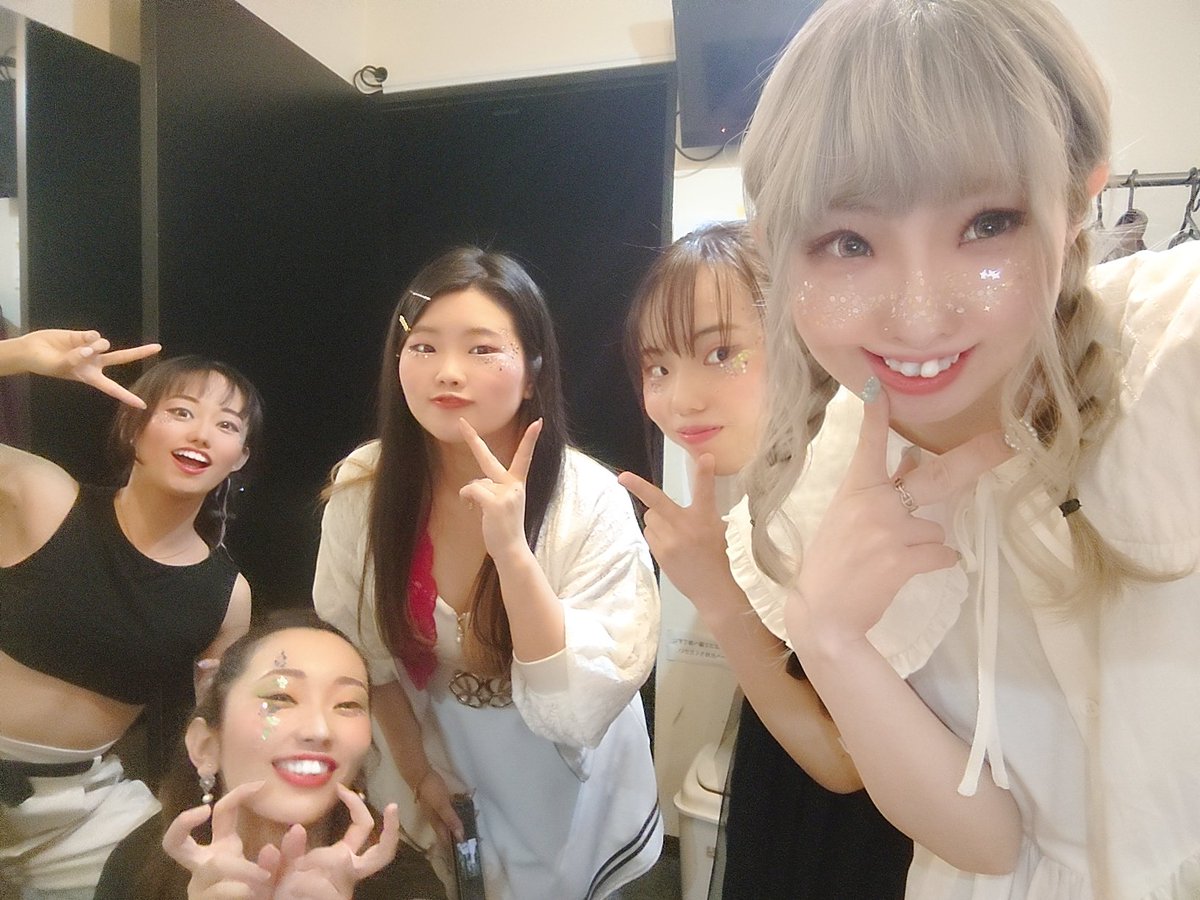 ito_mituki0's tweet photo. #WonderLander 有難うございました!!
ダンサー達はみんなきらきらフェイスで 踊ってきましたよ👯♀️👯♀️
お写真はすてかば+花帆ちゃん。
あと、今回のお衣装全貌。 https://t.co/chtq9d1wes
