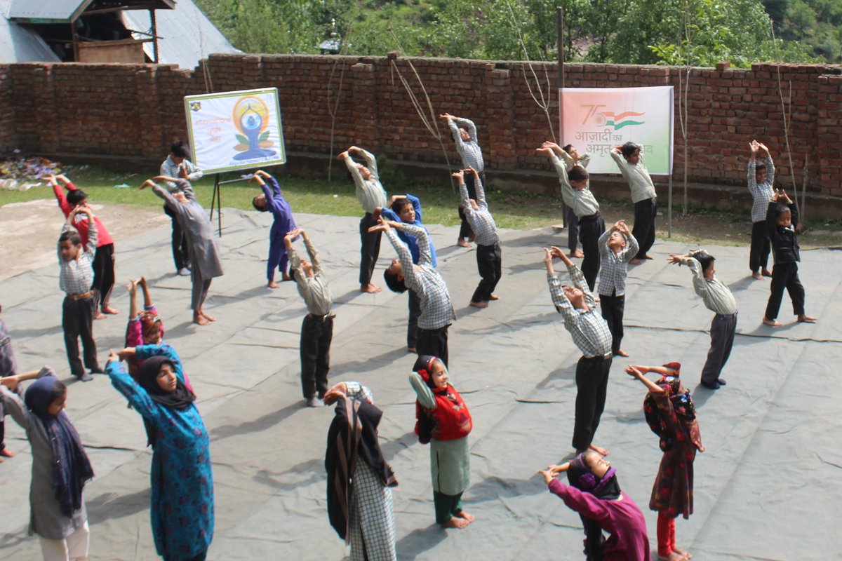 travelmaster26's tweet photo. 23 Days to go.
As a run up to the #InternationalYogaDay2022 Indian Army organised a workshop for the children of Government Middle School Sangrean, Uri. It witnessed young kids practicing #Yoga asans &amp; were assisted by their Army @ChinarcorpsIA
@adgpi @PRODefSrinagar @proudhampur https://t.co/92efWqZUOo
