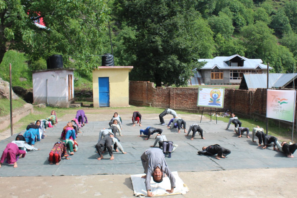 travelmaster26's tweet photo. 23 Days to go.
As a run up to the #InternationalYogaDay2022 Indian Army organised a workshop for the children of Government Middle School Sangrean, Uri. It witnessed young kids practicing #Yoga asans &amp; were assisted by their Army @ChinarcorpsIA
@adgpi @PRODefSrinagar @proudhampur https://t.co/92efWqZUOo
