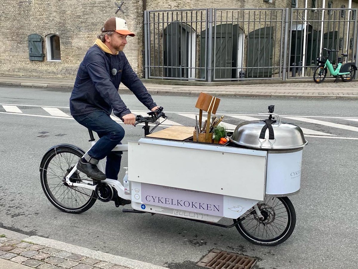 lastcykel's tweet photo. Mer inspiration från Köpenhamn 

#cargobike #lastenrad #bakfiets #bicidecarga #velocargo #lastcykel #commuting #cykla #tavarapyörä #lastipyörä #lastesykkel #ladcykel #fossilfrittsverige #mobilist #fossilfrifärdplan #klimat2030
#swgreen #dagenslast #cargooftheday https://t.co/iWDABlylxU