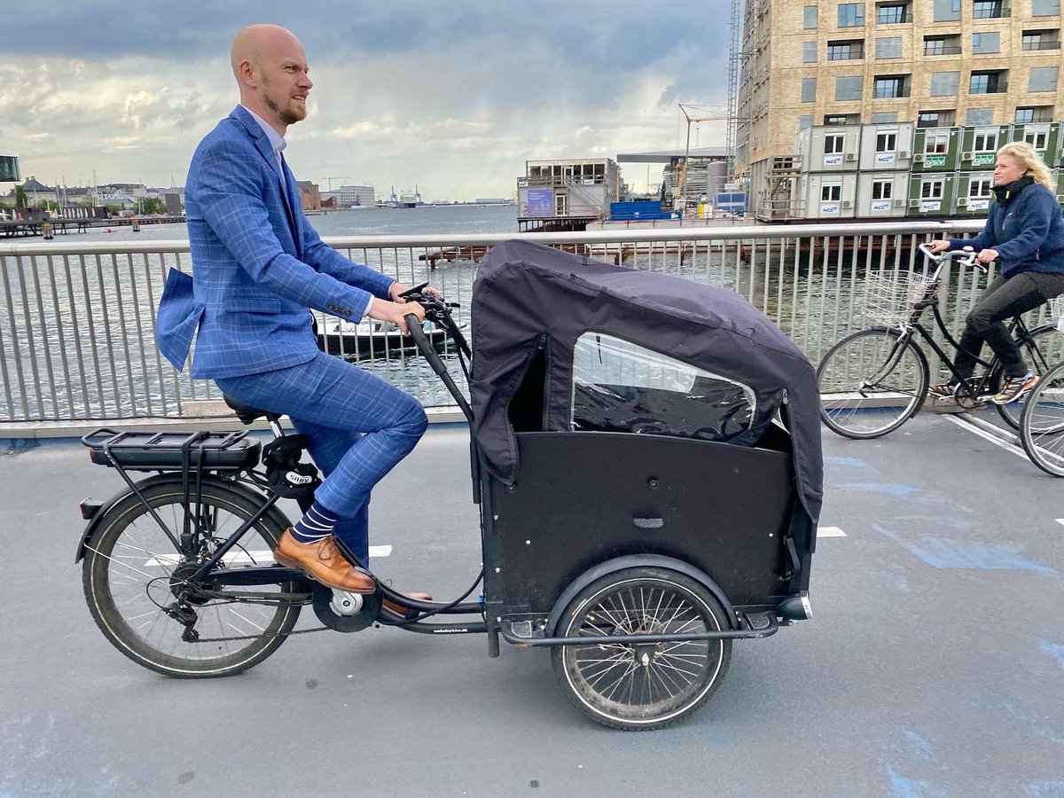 lastcykel's tweet photo. Mer inspiration från Köpenhamn 

#cargobike #lastenrad #bakfiets #bicidecarga #velocargo #lastcykel #commuting #cykla #tavarapyörä #lastipyörä #lastesykkel #ladcykel #fossilfrittsverige #mobilist #fossilfrifärdplan #klimat2030
#swgreen #dagenslast #cargooftheday https://t.co/iWDABlylxU